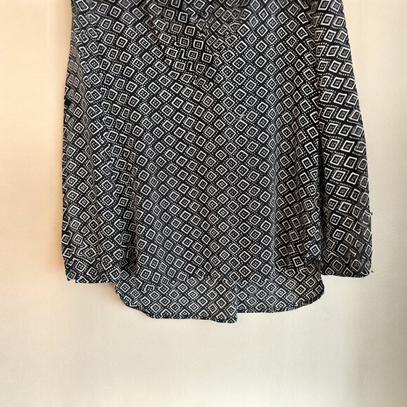 Diane von Furstenburg 95% silk black and off white long sleeve blouse. Size 0. - Picture 8 of 9